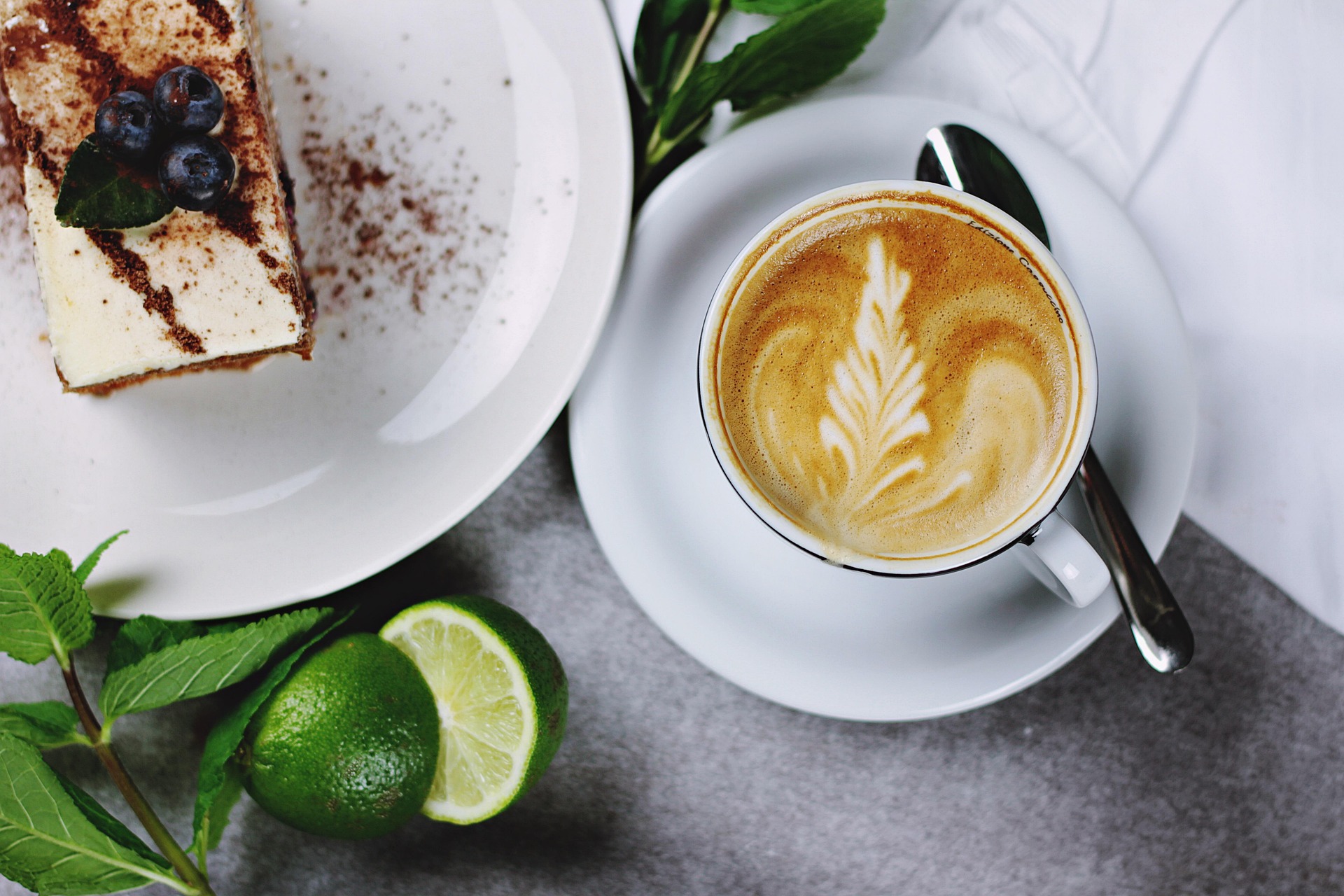 Caffè e cappuccino natalizio