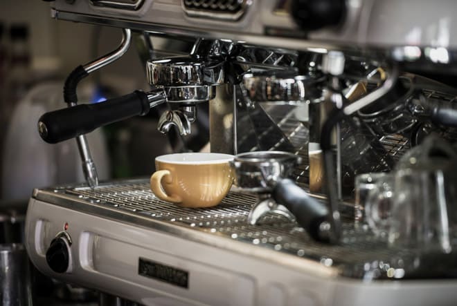 Macchina da caffè con tazzina di espresso