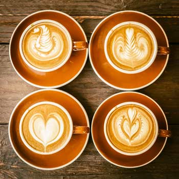 Esempi di decorazioni nella tazza di caffè