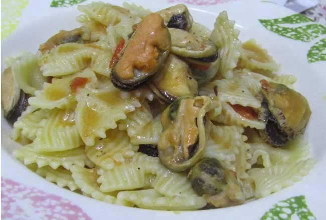 Farfalle pasta with mussels and beer