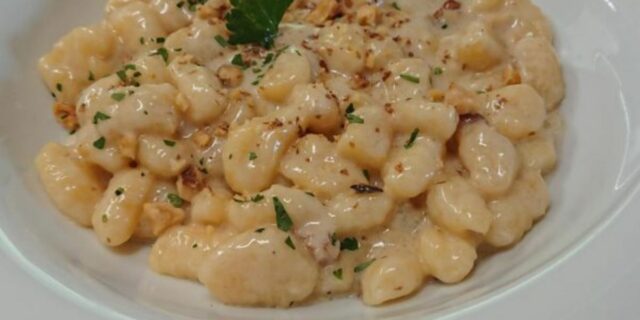 Gnocchi with beer, Gorgonzola and walnuts