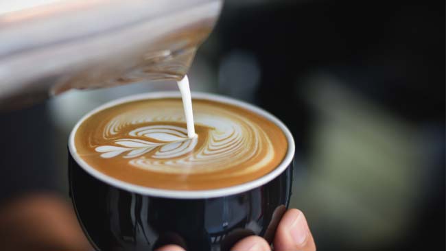 Decorazioni artistiche con latte e caffè