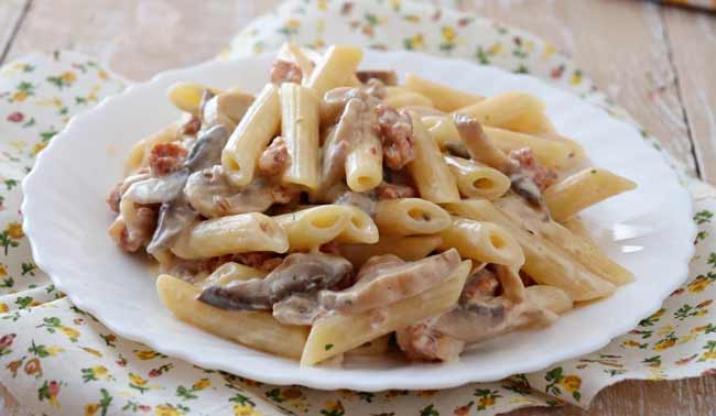 Penne pasta with beer, cream and sausage