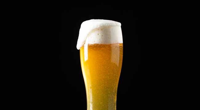 Schiuma densa birra artigianale