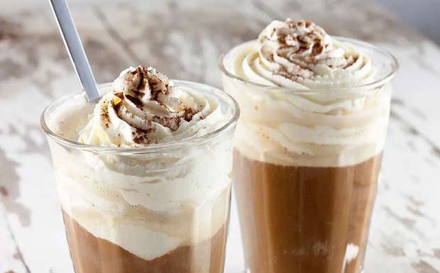 Caffè caldo con panna