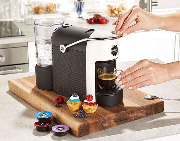 Preparazione del caffè con Lavazza A Modo Mio Jolie