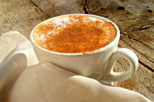 caffe con cannella in polvere