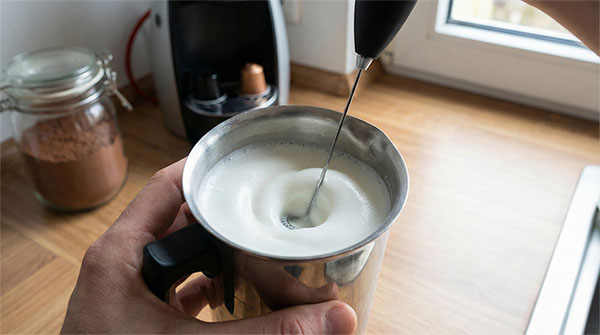 montare la schiuma del latte